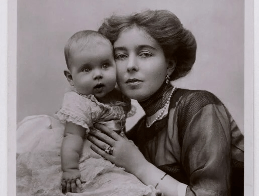 Royal Family Traditions: Gold&nbsp;Bracelets